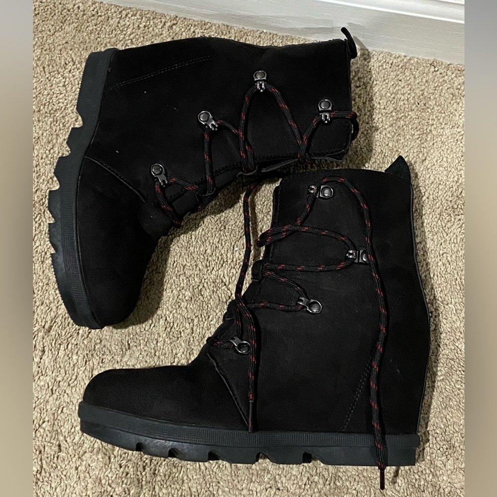 5/20 Serra Black Wedge Boots